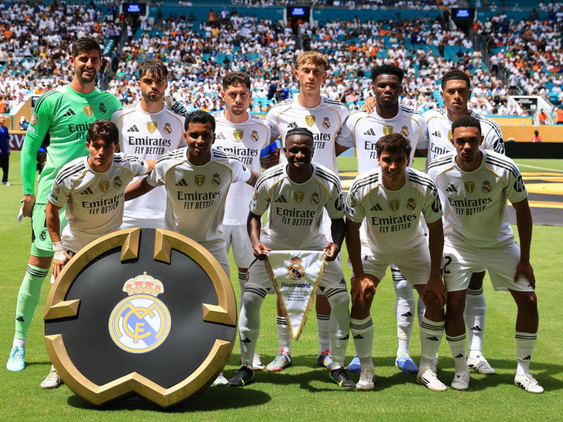 Los jugadores del Real Madrid posan antes del inicio del partido