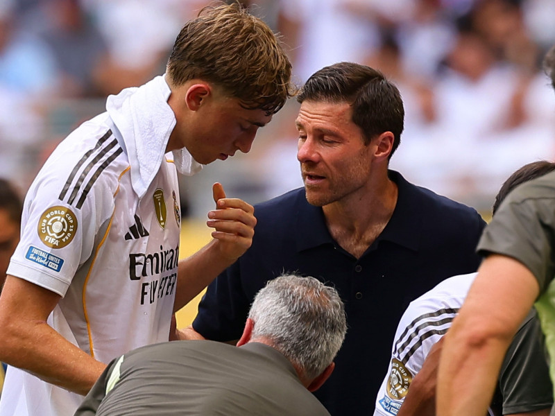Xabi Alonso habla con Huijsen durante el 'cooling break' del Real Madrid-Al Hilal