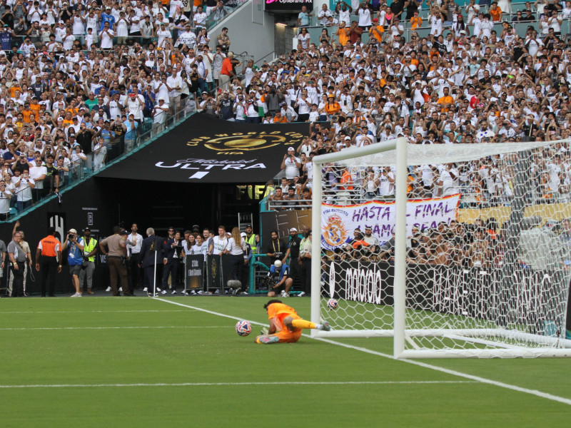 Bono detiene el penalti a Fede Valverde