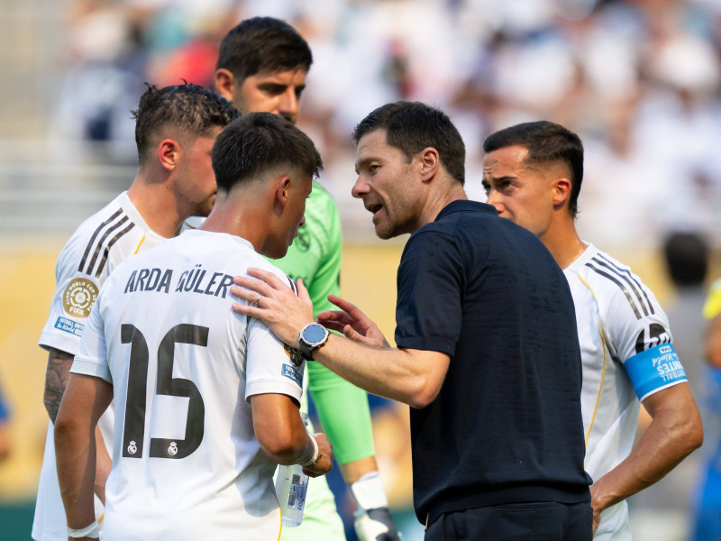 Xabi Alonso da instrucciones a varios jugadores del Real Madrid