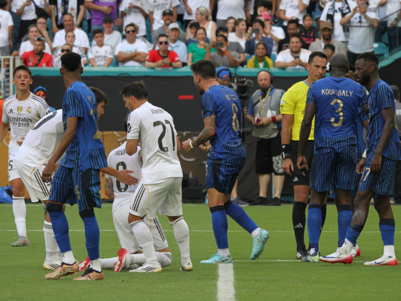 Varios jugadores del Al-Hilal protestan al árbitro durante su partido contra el Real Madrid