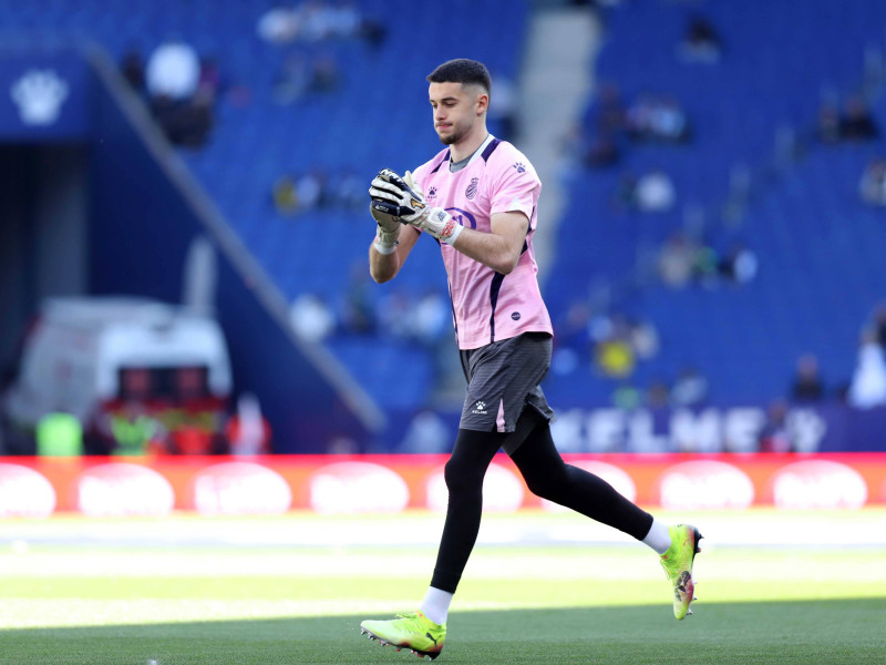 Joan García saluda a la afición del Espanyol antes de un partido