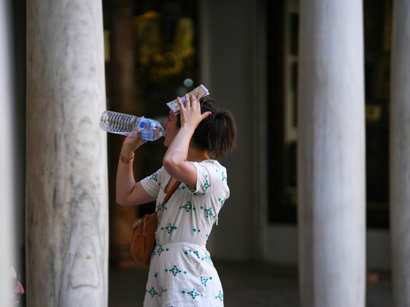 (Foto de ARCHIVO)Una mujer bebiendo agua. A 28 de mayo de 2025, en Sevilla (Andalucía, España).La Agencia Estatal de Meteorología (Aemet) ha activado para este miércoles el aviso amarillo por calor en diversas zonas de Córdoba, Jaén y Sevilla, donde los termómetros pueden llegar a registrar hasta los 40 grados a lo largo de la jornada.María José López / Europa Press28/5/2025