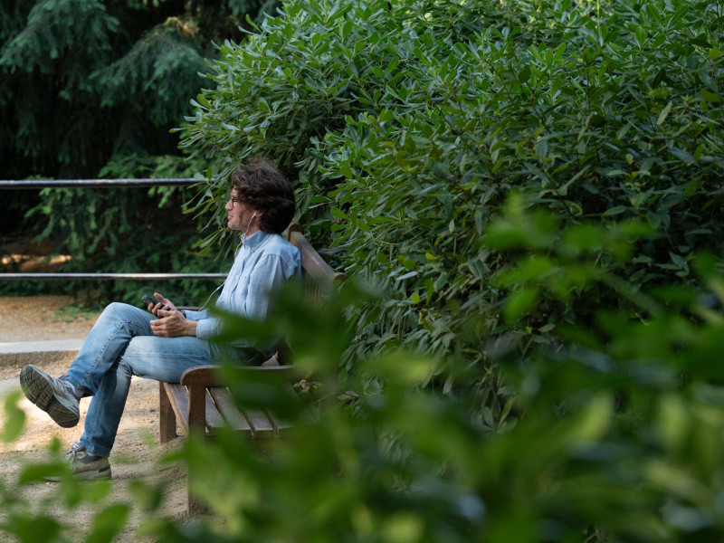 (Foto de ARCHIVO)Una persona sentada en el banco de un parque, a 5 de junio de 2025, en Barcelona, Catalunya (España). El pasado martes, 3 de junio, el Ayuntamiento de Barcelona, presentó los 46 nuevos equipamientos que cumplirán la función de refugio climático para combatir el calor este verano, llegando a más de 400 en toda la ciudad y a todos los barrios. Entre las novedades de este año está que de los 46 espacios nuevos, 26 se han destinado a los 33 barrios de la ciudad más vulnerables al calor.David Zorrakino / Europa Press05 JUNIO 2025;RECURSOS;CATALUÑA;REFUGIO CLIMÁTICO;CLIMA;CALOR;VERANO;05/6/2025