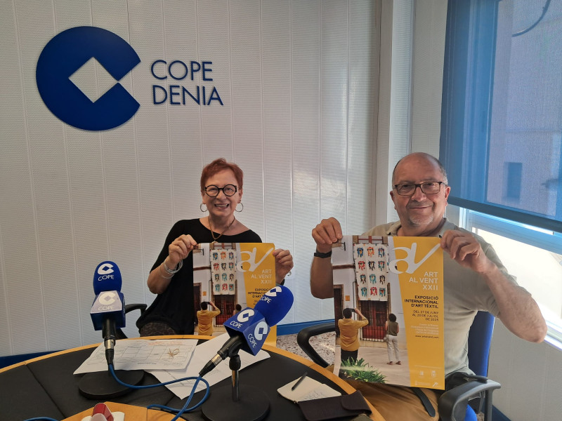El Director de l'Escola Municipal de Plàstica, Josep Ginestar, y la concejal Àngels Soler, presentando Art al Vent en COPE Dénia Marina Alta