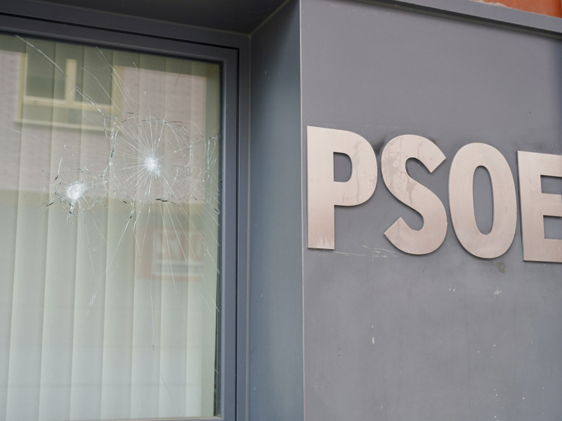 La sede del PSOE de León amanece con pintadas en su fachada y varios cristales rotos