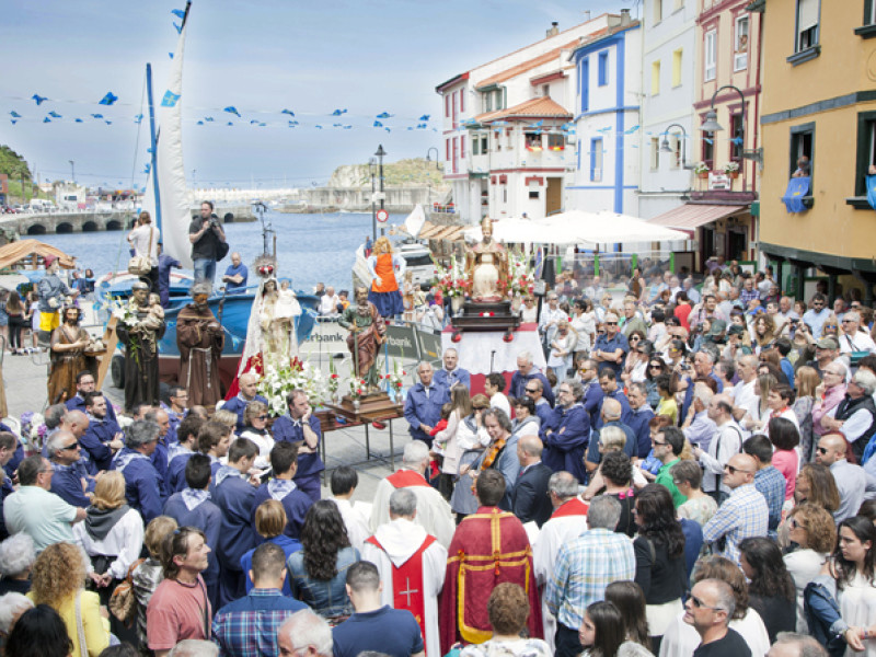 Las fiestas de Cudillero atraen a turistas a la zona