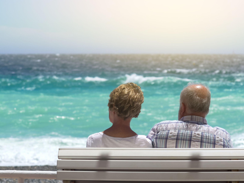 Pareja de jubilados mirando el mar