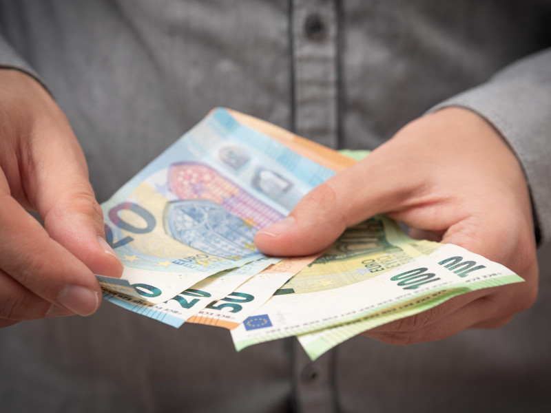 Hombre contando su salario mensual
