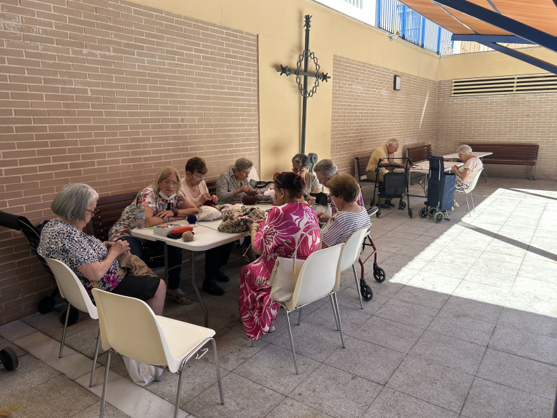 Mujeres realizan talleres de costura