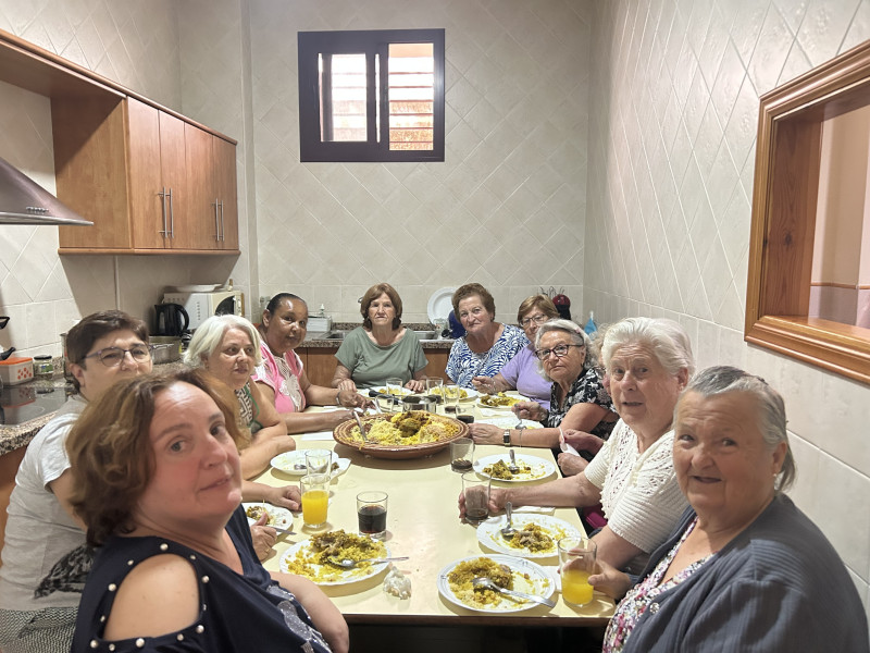 Mujeres comparten la comida que ellas mismas elaboran