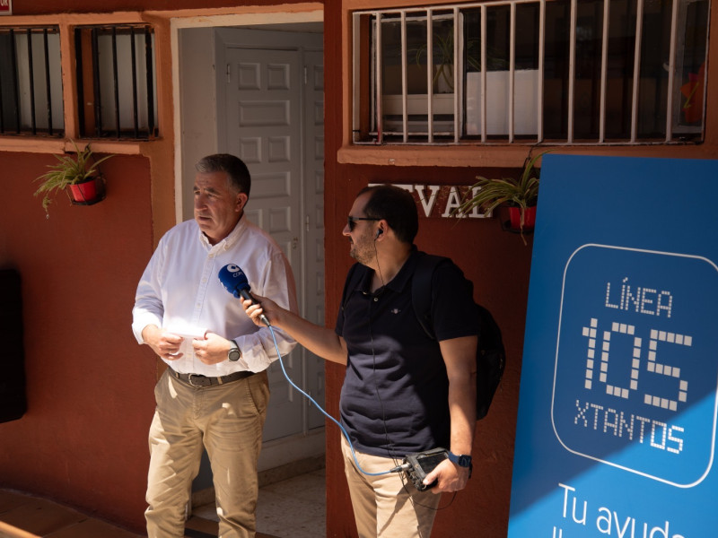 Michel Velasco ofrece una charla a los viajeros de la línea 105