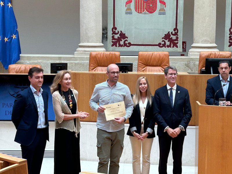 Sergio Villoslada ha recibido un reconocimiento en el Parlamento de La Rioja