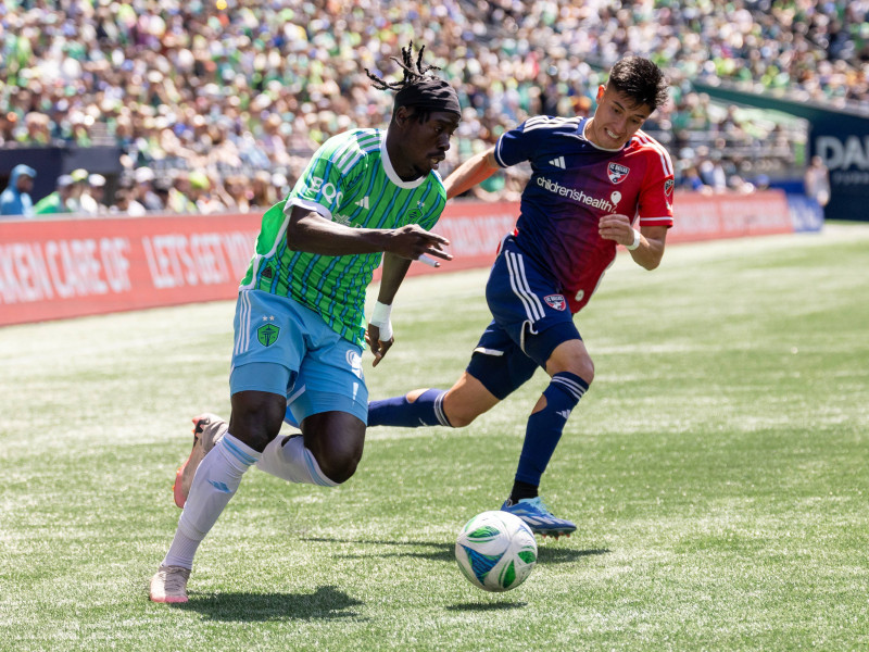 Georgi Minoungou realiza una jugada durante un partido de Seattle Sounders.