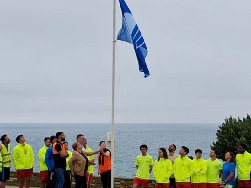 Izado de la Bandera Azul en la Playa de As Catedrais