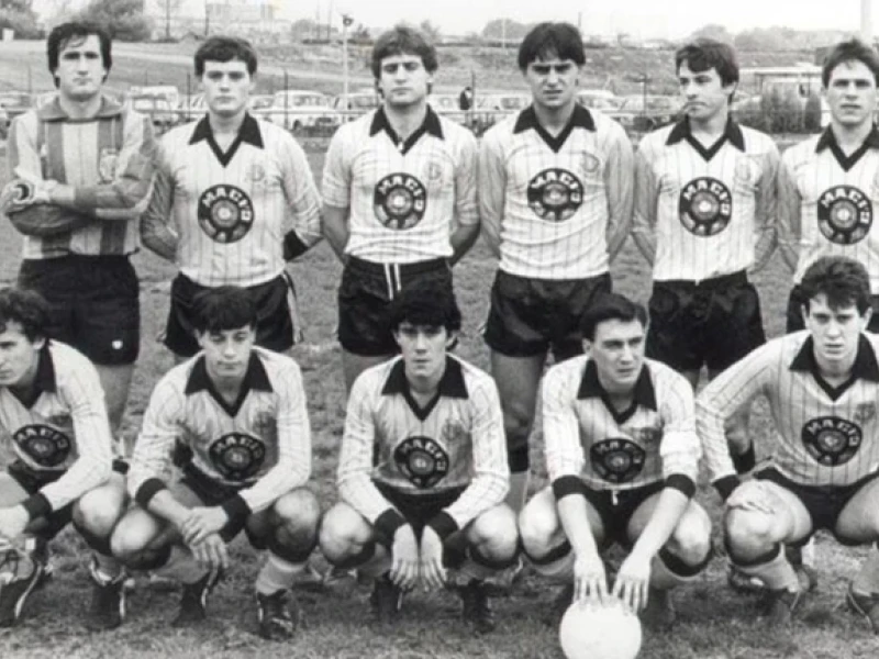 Alineación del Atlético San Francisco con Jesús Fernández de portero, arriba a la izquierda