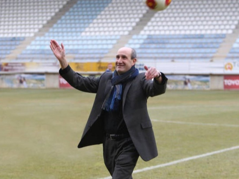 El obispo de Córdoba en el estadio de la "Cultu" cuando era capellán del equipo