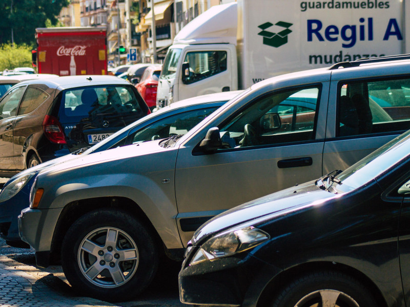 Coches aparcados en Sevilla