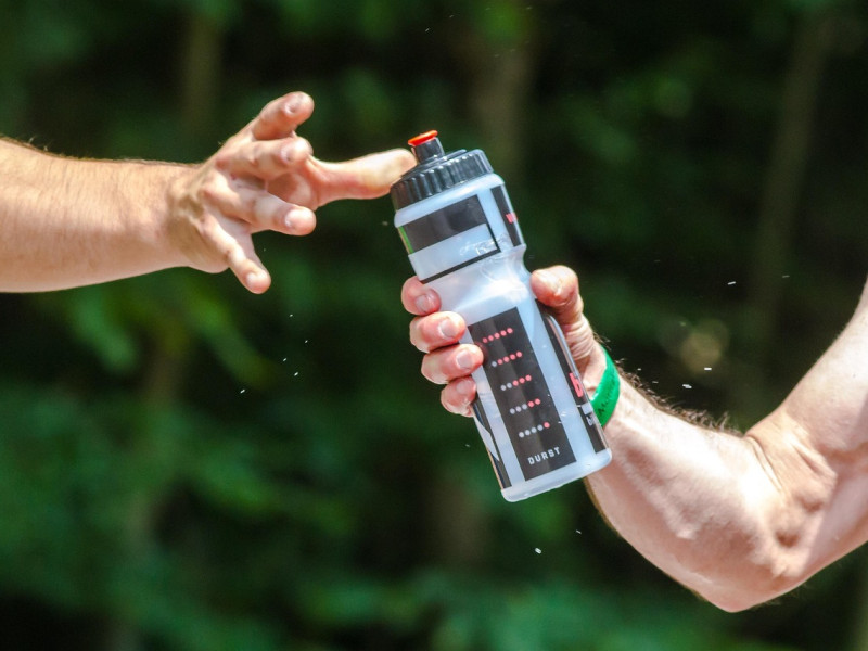 Con las altas temperaturas, perdemos más líquido de lo habitual, y mantenernos bien hidratados es esencial