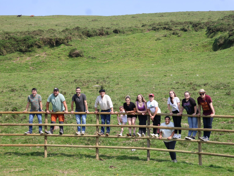 Daniel García visitou o novo curro, acompañado polos gandeiros da zona