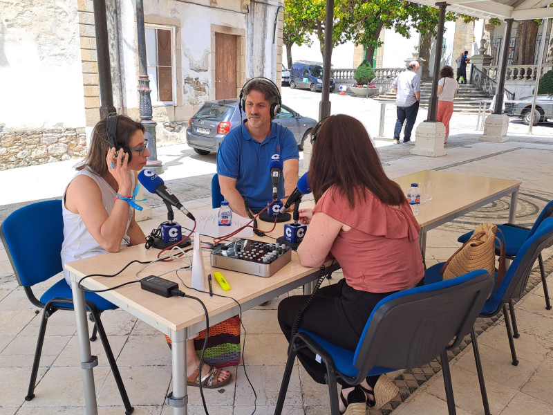 La técnica de turismo, Milagros Fraga, con Valentín Calvín y Ada Romero