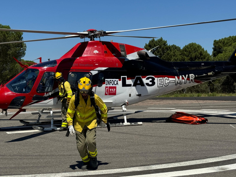 Un bombero forestal bajándose del helicóptero