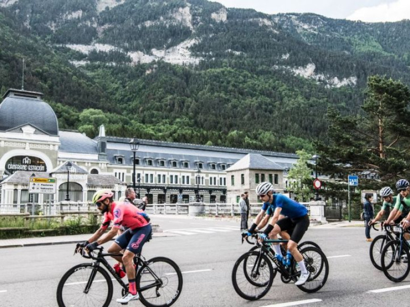 Cicloturistas a su paso por Canfranc