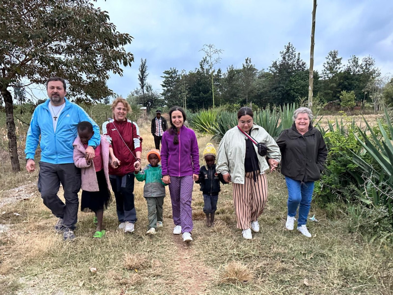 Martín Bermejo, con varios miembros de Despierta Almendralejo en Kenia
