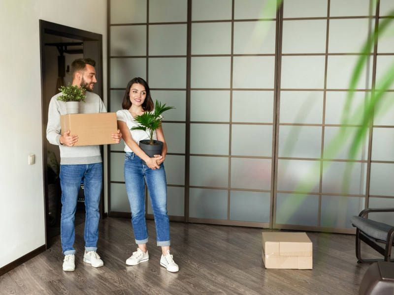 Pareja de jóvenes alquilando un piso