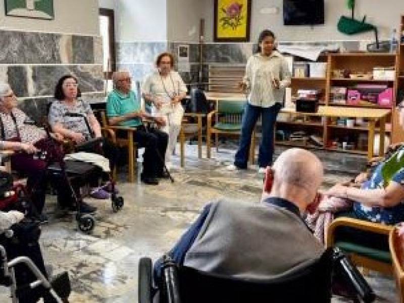 Mayores de la residencia de Tineo participan en el programa Érase una vez la lírica