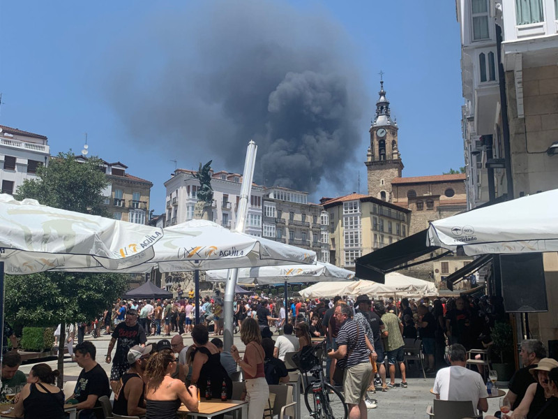 Humo visible desde la céntrica plaza de la Virgen Blanca