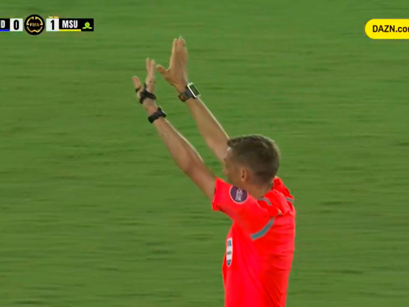 El árbitro castiga con un córner a favor del Ulsan una infracción del portero del Mamelodi.