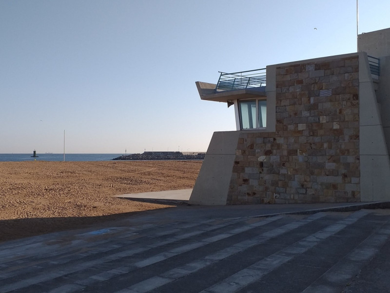 Caseta de Salvamento en la playa de Poniente, en Gijón