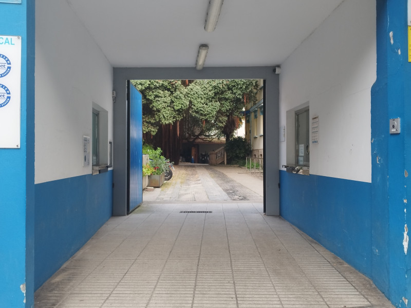 Desde la entrada de la Policía Local de A Coruña se ve el metrosidero