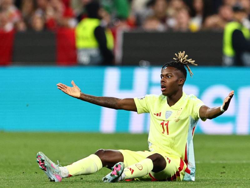 Nico Williams en un partido con España