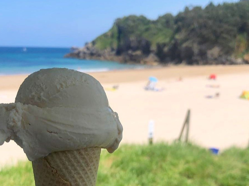 Helados Revuelta en una playa de Llanes