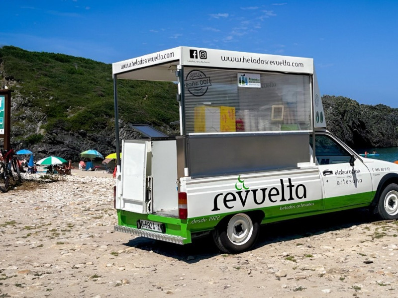 Furgoneta de Helados Revuelta en la playa