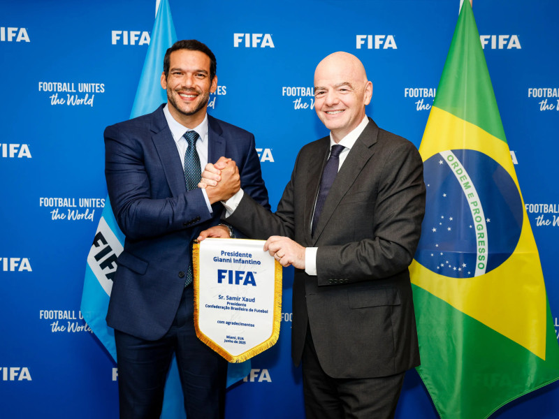 Gianni Infantino, presidente de FIFA, saluda a su homologo de la CBF.