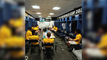 Los suplentes del Borussia Dortmund viendo la primera parte desde el vestuario