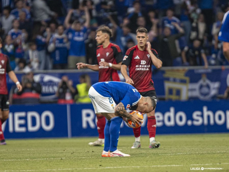 Santi Cazorla, besando el balón antes de lanzar el penalti durante el Oviedo-Mirandés