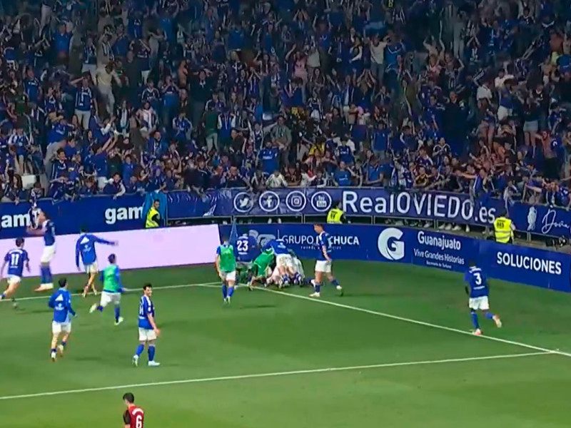 El Carlos Tartiere celebra el gol de Portillo