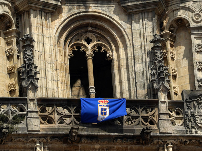 Bandera del Real Oviedo en la Catedral de Oviedo