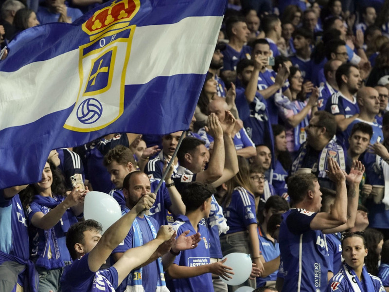 La afición del Oviedo, en el Carlos Tartiere, en la final del play-off de ascenso a Primera