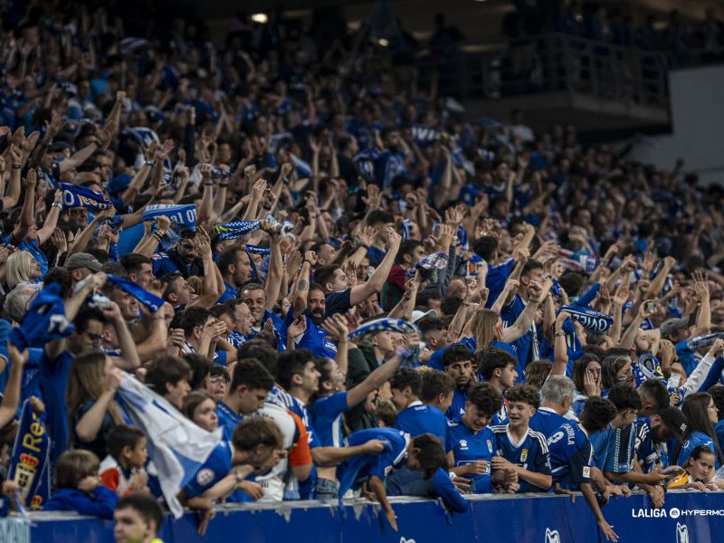 Alegría del afición del Oviedo durante el partido ante el Mirandés