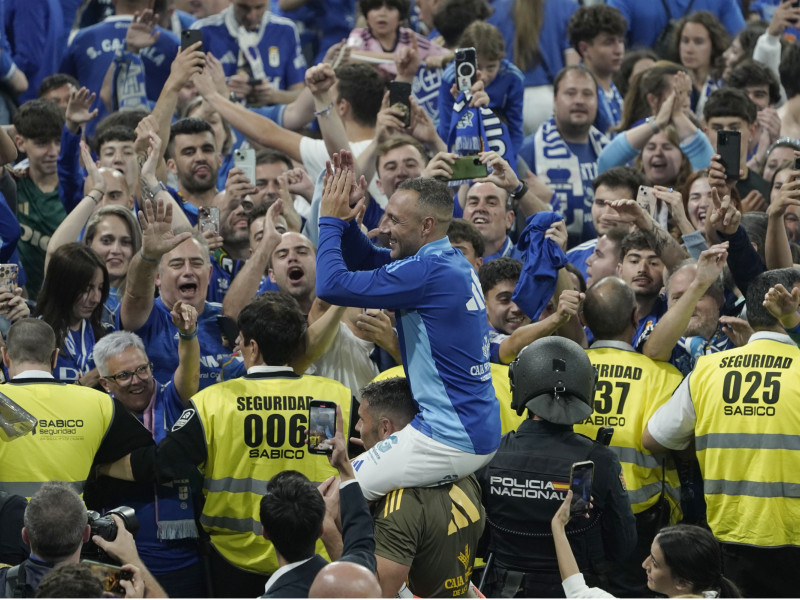 Santi Cazorla celebra el ascenso a Primera con la afición del Oviedo