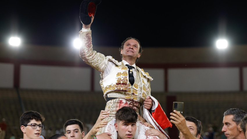 Antonio Ferrera, en su salida a hombros este sábado en Badajoz