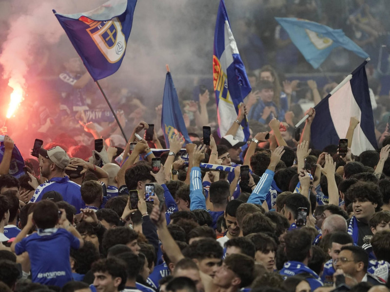 Miles de oviedistas, en el césped del Carlos Tartiere, celebrando el ascenso a Primera División