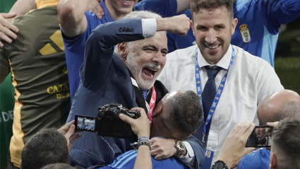 El presidente del Grupo Pachuca y dueño del Real Oviedo, Jesús Martínez, celebra el ascenso a Primera