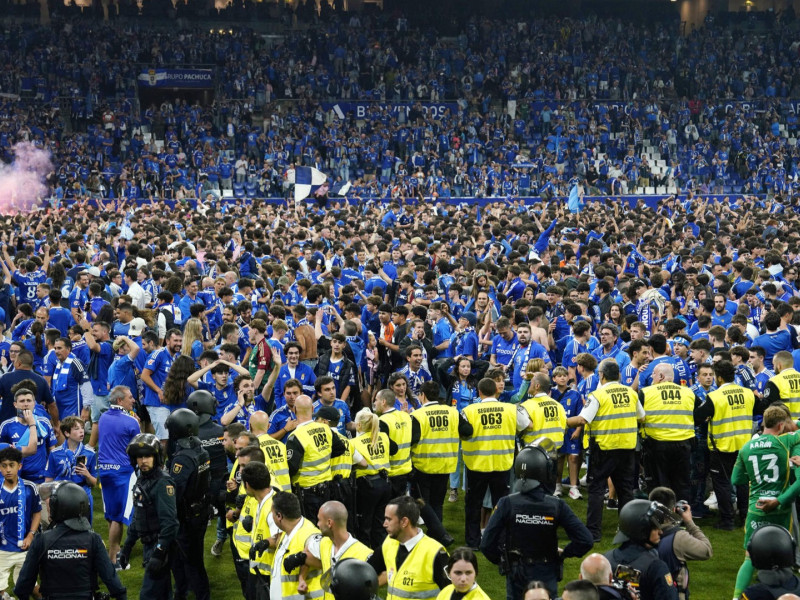 El césped del Carlos Tartiere, teñido de azul, con miles de oviedistas celebrando el regreso de su equipo a Primera División