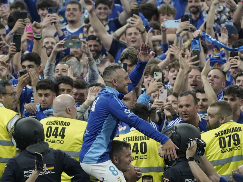 Santi Cazorla, a hombros de Diego Cervero, celebra el ascenso del Real Oviedo en el Tartiere